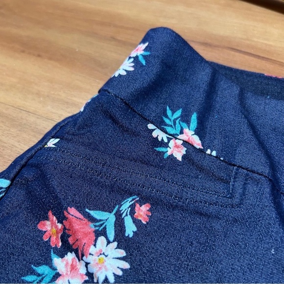 Croft & Barrow Floral Navy Capris - Picture 6 of 13
